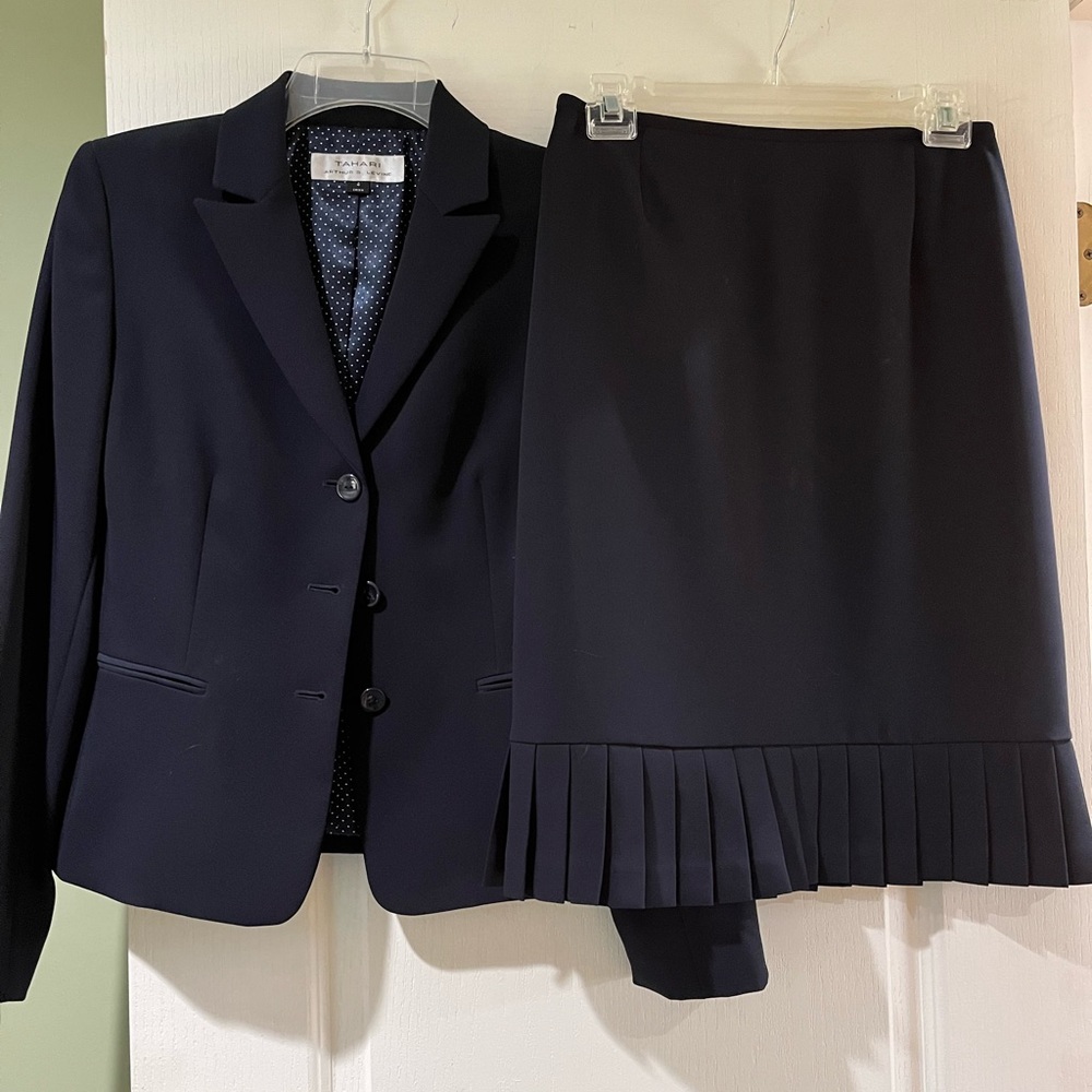 Tahari Arthur S. Levine Women’s Skirt Suit